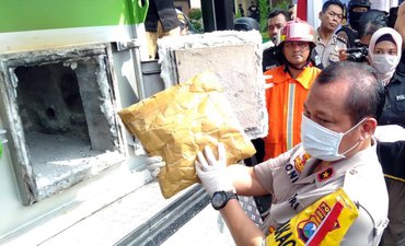 Polda Jatim Musnahkan Ratusan Ribu Butir Pil Koplo polda-jatim-musnahkan-ratusan-ribu-butir-pil-koplo