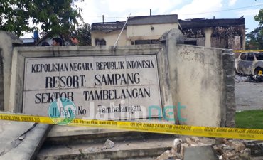 Polisi Ancam Tindak Tegas Buron Kasus Pembakaran Mapolsek Tambelangan polisi-ancam-tindak-tegas-buron-kasus-pembakaran-mapolsek-tambelangan