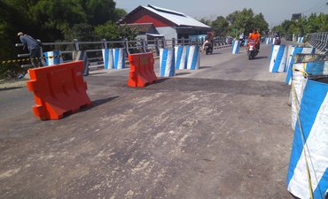 Jembatan yang Ambles di Caruban Sudah Bisa Dilewati Pemudik jembatan-yang-ambles-di-caruban-sudah-bisa-dilewati-pemudik