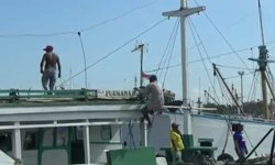 Gelombang Tinggi, Arus Pelayaran Gresik-Bawean Terhambat gelombang-tinggi-arus-pelayaran-gresik-bawean-terhambat
