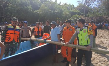 Pencarian Wisatawan di Pantai Pangi Blitar Libatkan Perahu Nelayan pencarian-wisatawan-di-pantai-pangi-blitar-libatkan-perahu-nelayan