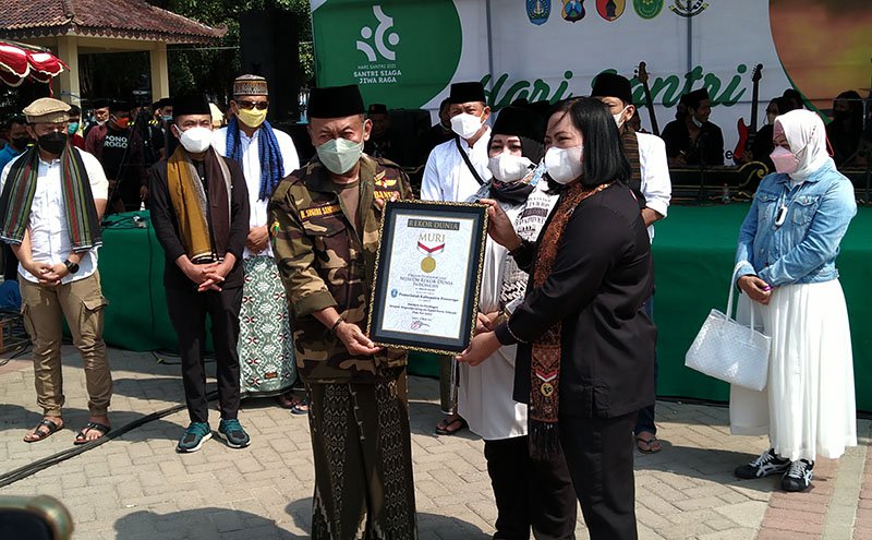 JATIMNET.COM Bupati Ponorogo Sugiri Sancoko saat menerima penghargaan MURI