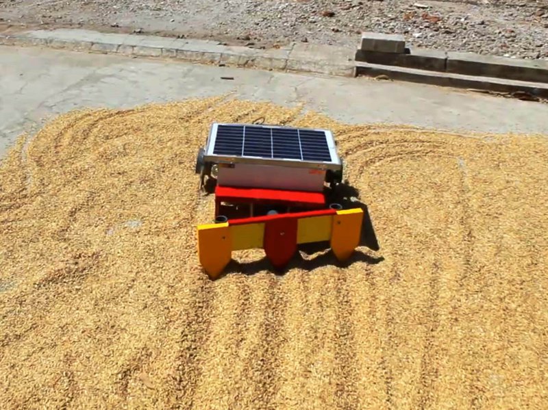 ROBOT ORAK-ARIK. Robot orak-arik gabah buatan Else Windasari, siswi SMP Negeri 1 Jetis Kabupaten Ponorogo. FOTO: Gayuh.