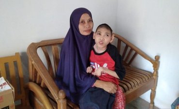 Perjuangan Ibu Untuk Anaknya Penderita Kelumpuhan Otak di Gresik perjuangan-ibu-untuk-anaknya-penderita-kelumpuhan-otak-di-gresik