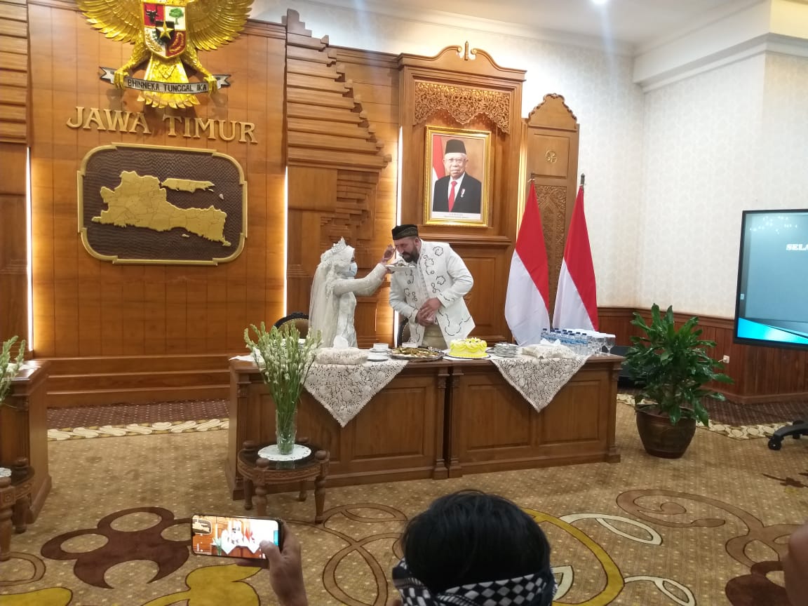 Batalkan Resepsi Akibat Corona Pasangan Pengantin Ini Nikah Di
