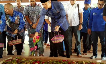 AHY Tabur Bunga di Makam Bung Karno ahy-tabur-bunga-di-makam-bung-karno