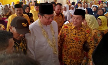 Airlangga Rayu Muslimat Problinggo Kawal Jokowi-Ma'ruf Amin airlangga-rayu-muslimat-problinggo-kawal-jokowi-maruf-amin