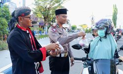 Ada Warok dan Jathil Bagi-bagi Takjil ada-warok-dan-jathil-bagi-bagi-takjil