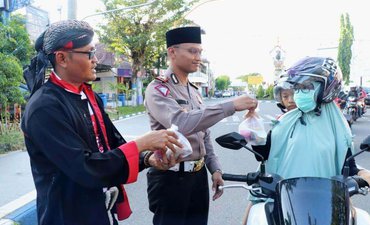 Ada Warok dan Jathil Bagi-bagi Takjil ada-warok-dan-jathil-bagi-bagi-takjil