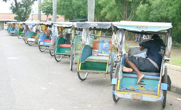 Jelang Lebaran, Tukang Becak Probolinggo Dapat THR Suku Cadang jelang-lebaran-tukang-becak-probolinggo-dapat-thr-suku-cadang