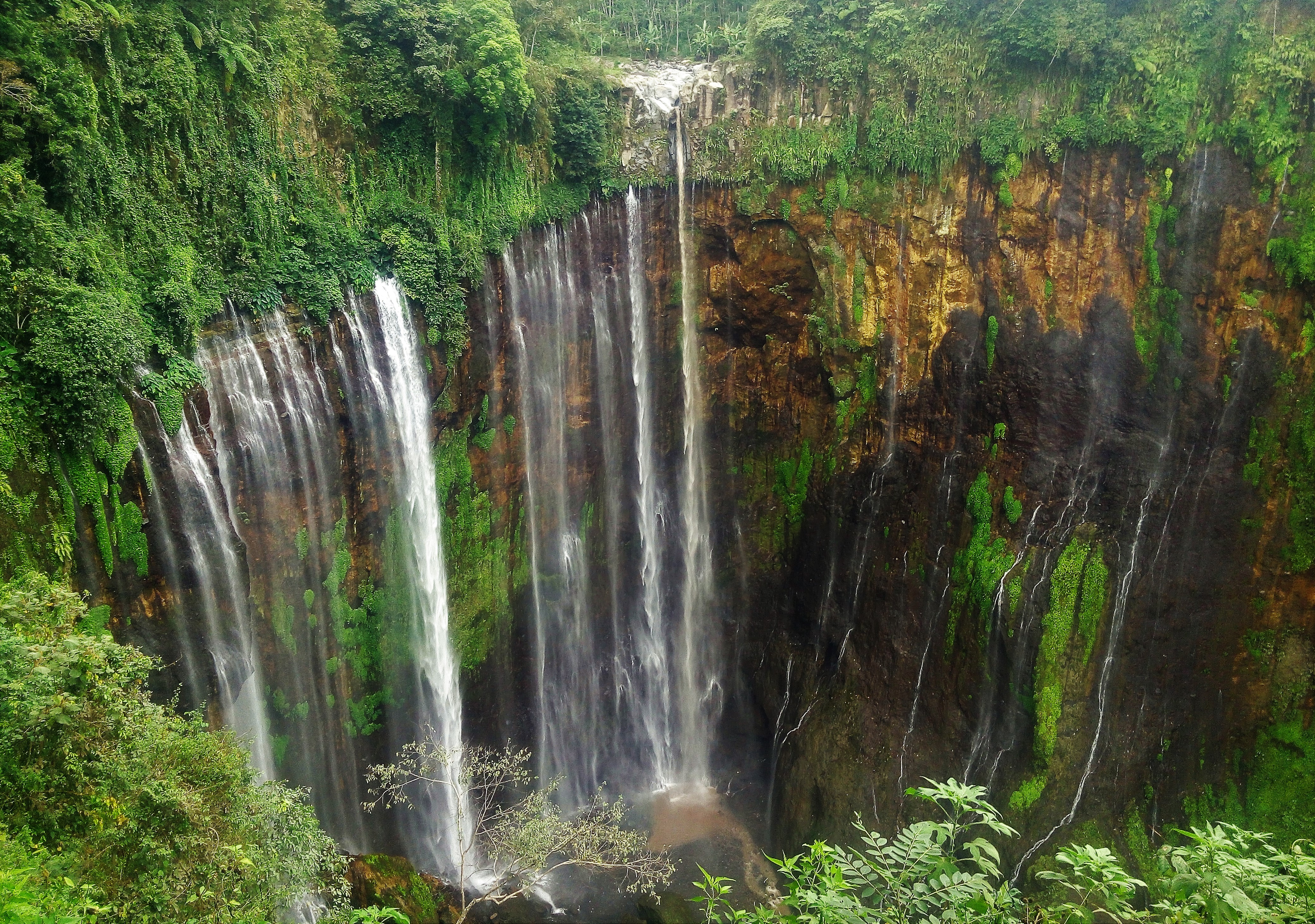 Pesona Coban Sewu yang Menggoda