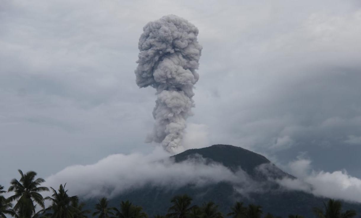 Gunung Ibu Meletus, Masyarakat Berada di Zona Aman