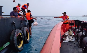 Relawan hingga Nelayan Bantu Pencarian Lion Air JT 610 yang Jatuh di Perairan Karawang relawan-hingga-nelayan-bantu-pencarian-lion-air-jt-610-yang-jatuh-di-perairan-karawang