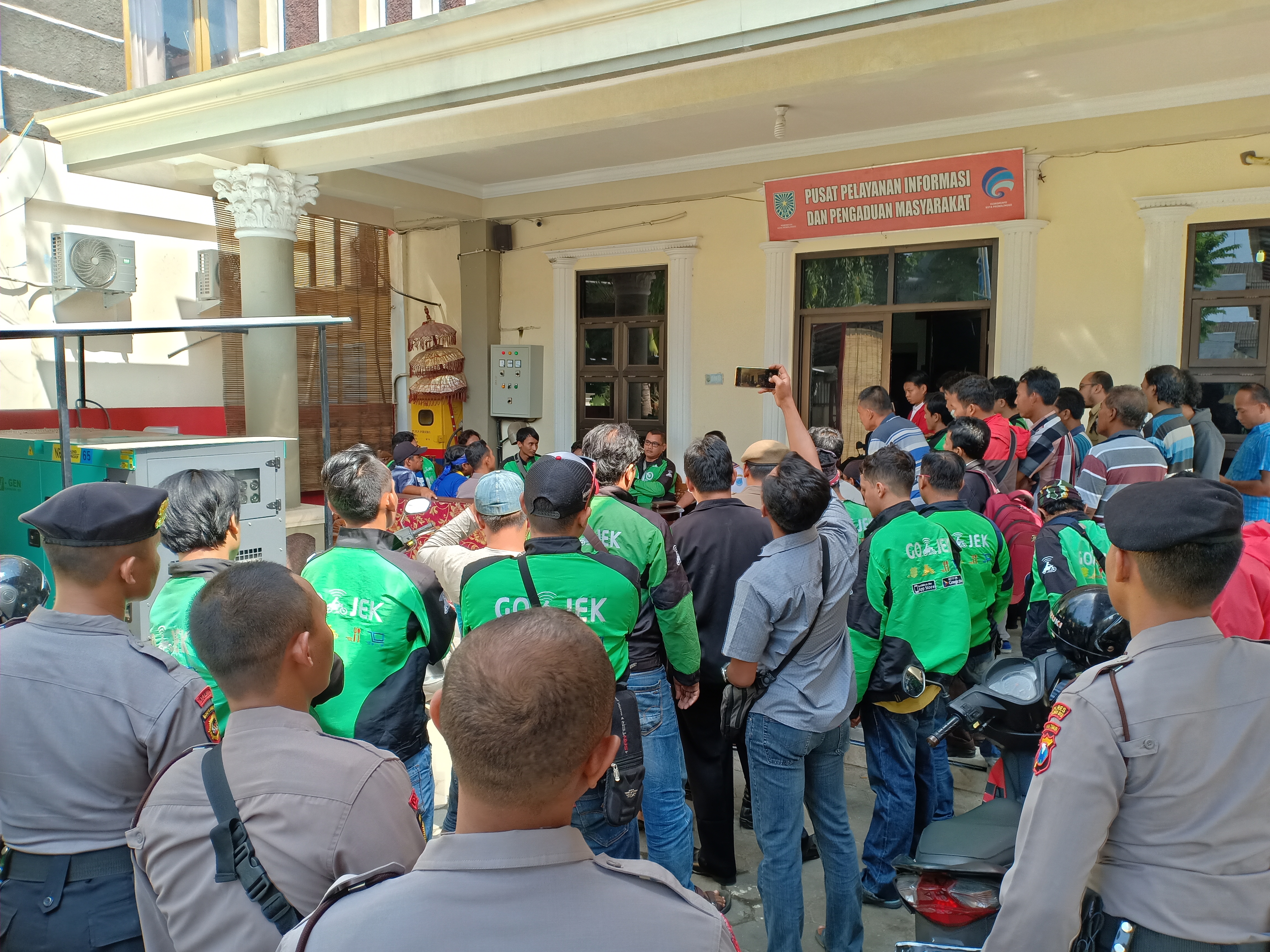 Driver Ojek Online Vs MPU Nyaris Jotosan di Probolinggo