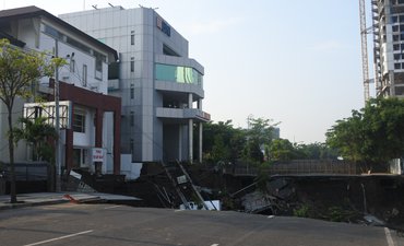 Jalan Gubeng Ambles, Polisi Telisik Unsur Kesengajaan Atau Kelalaian jalan-gubeng-ambles-polisi-telisik-unsur-kesengajaan-atau-kelalaian