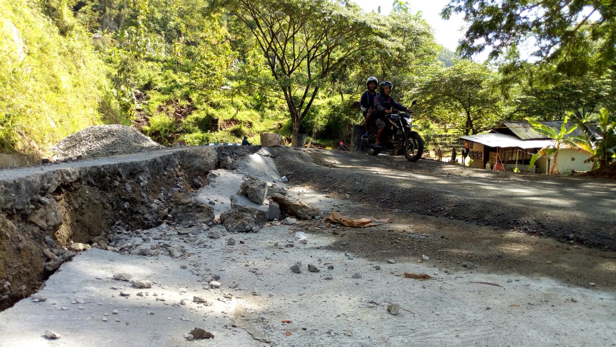 Pemprov Jatim Gandeng UGM Cari Penyebab Amblesnya Jalan Ponorogo-Pacitan