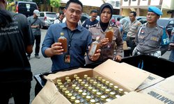 Lima Ribu Botol Jamu tak Izin BPOM Diamankan Polrestabes lima-ribu-botol-jamu-tak-izin-bpom-diamankan-polrestabes