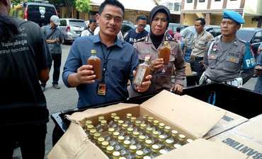 Lima Ribu Botol Jamu tak Izin BPOM Diamankan Polrestabes lima-ribu-botol-jamu-tak-izin-bpom-diamankan-polrestabes