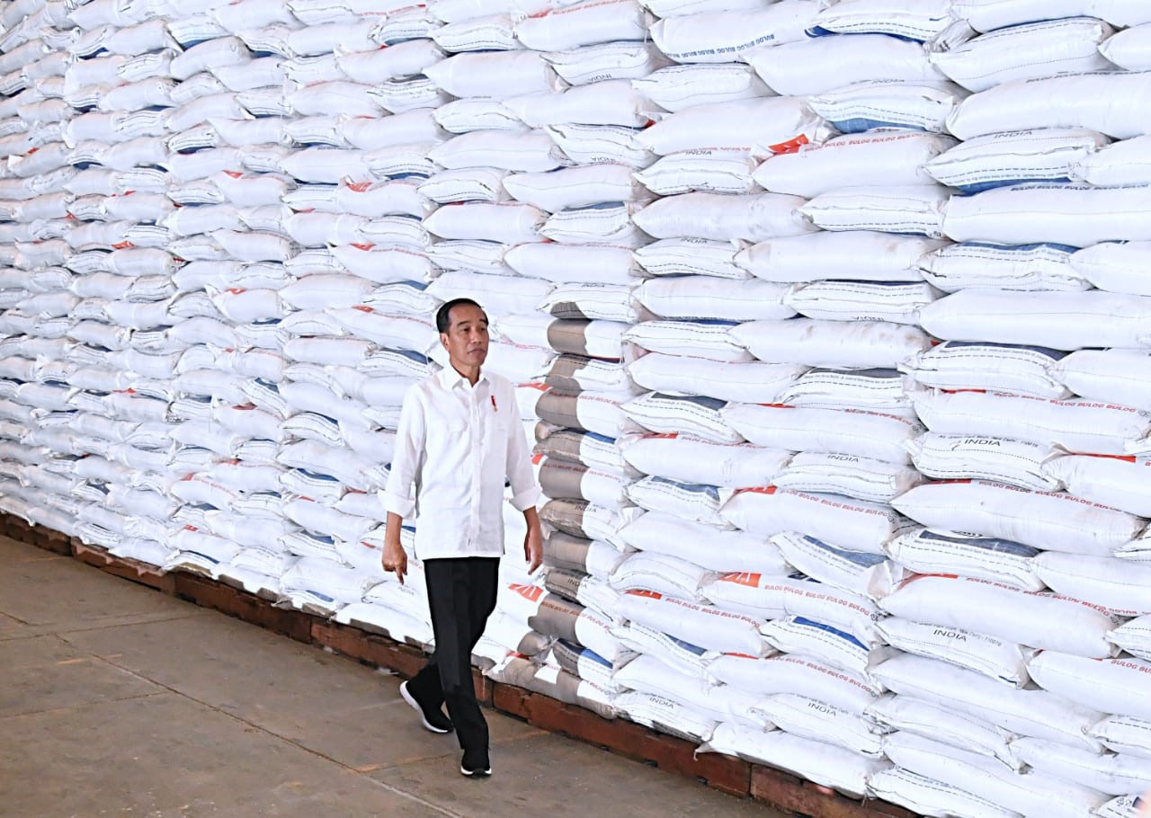 Jokowi Pastikan Stok Beras Terjaga