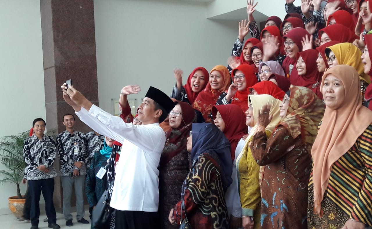Kunjungi Keraton, Jokowi Dijamu Pastel dan Bendol