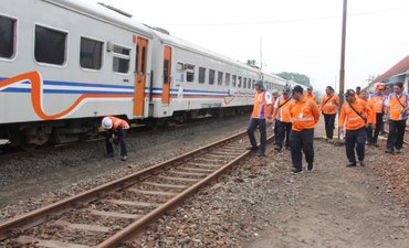 PT KAI Daop 8 Awasi Kondisi Rel Porong-Tanggulangin p-pt-kai-daop-8-awasi-kondisi-rel-porong-tanggulangin-p