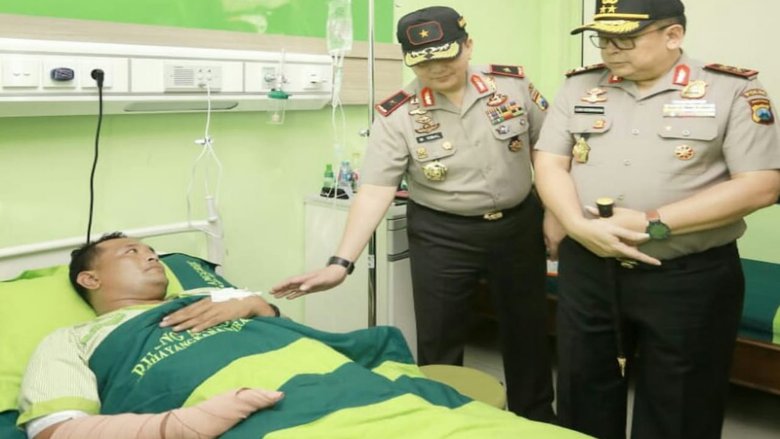 Baru Jabat, Kapolda Jenguk Anggota yang Jadi Korban Kecelakaan baru-jabat-kapolda-jenguk-anggota-yang-jadi-korban-kecelakaan