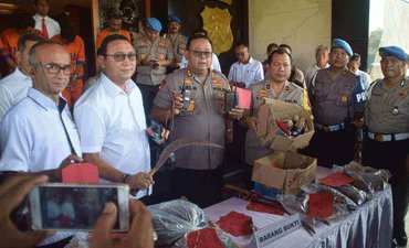 Polda Jatim Buru Lima Terduga Otak Perusakan Mapolsek Tambelangan polda-jatim-buru-lima-terduga-otak-perusakan-mapolsek-tambelangan