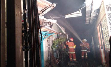 Rumah Kuno di Kawasan Kapasan Dalam Terbakar rumah-kuno-di-kawasan-kapasan-dalam-terbakar