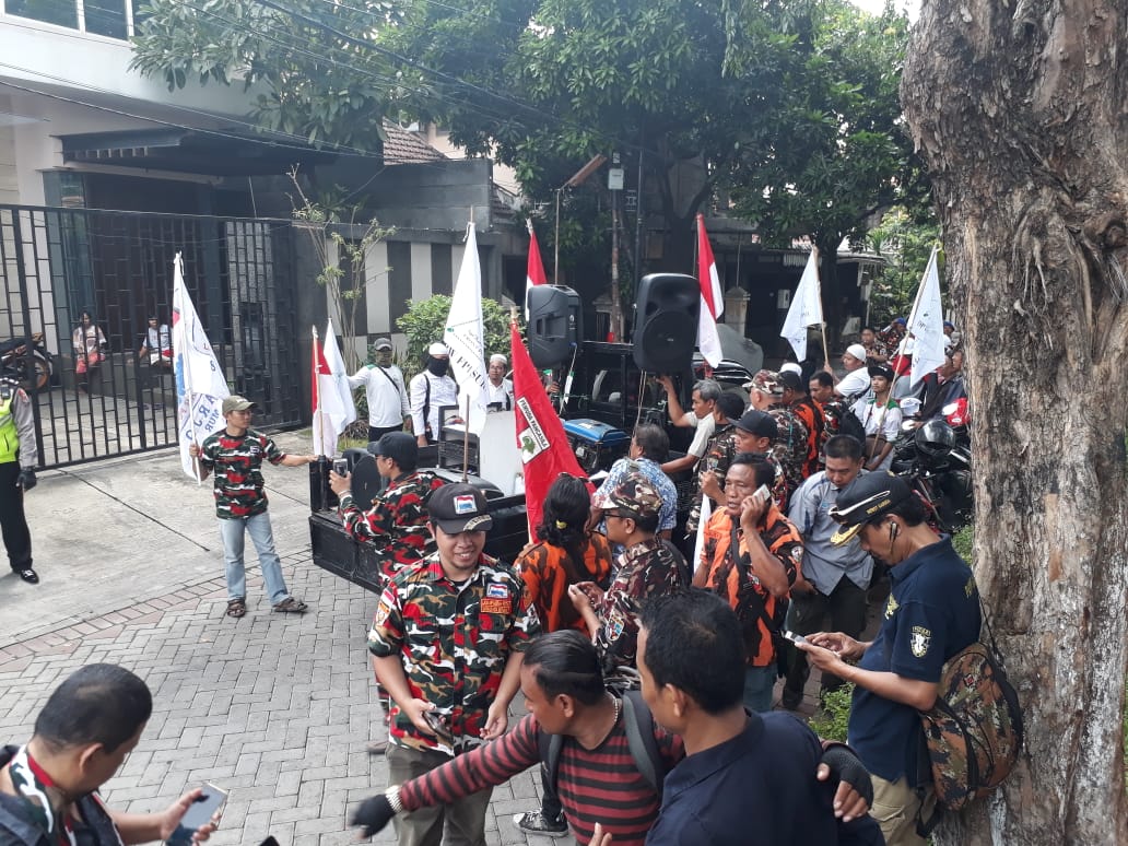 Puluhan Massa Ormas Datangi Kantor Kontras