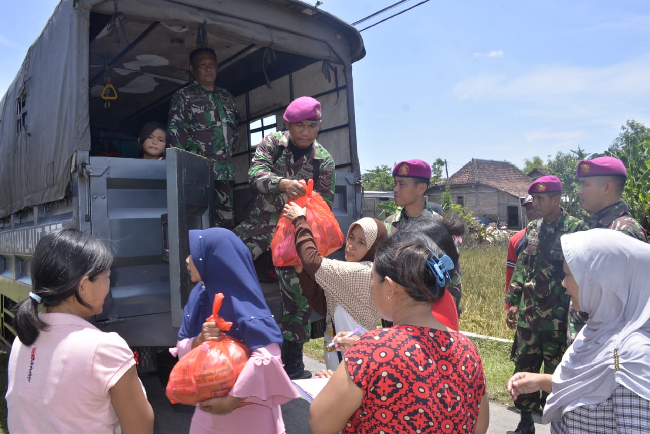 Lantamal V Bantu Pemulangan Pengungsi Bencana Banjir