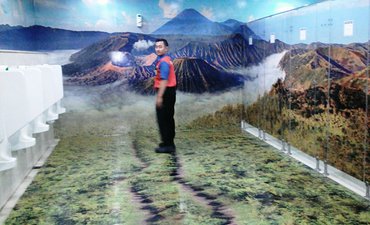 Ciamik, Lukisan Tiga Dimensi di Toilet Bandara Juanda ciamik-lukisan-tiga-dimensi-di-toilet-bandara-juanda