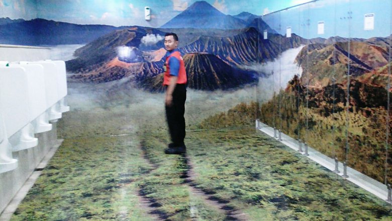 Ciamik, Lukisan Tiga Dimensi di Toilet Bandara Juanda ciamik-lukisan-tiga-dimensi-di-toilet-bandara-juanda