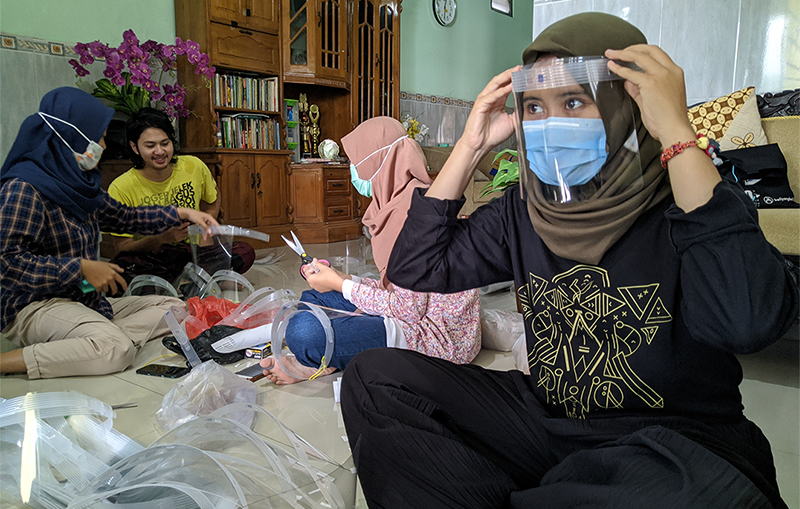 Liburan Mahasiswa Membuat Face Shield Covid 19 Untuk Disumbangkan