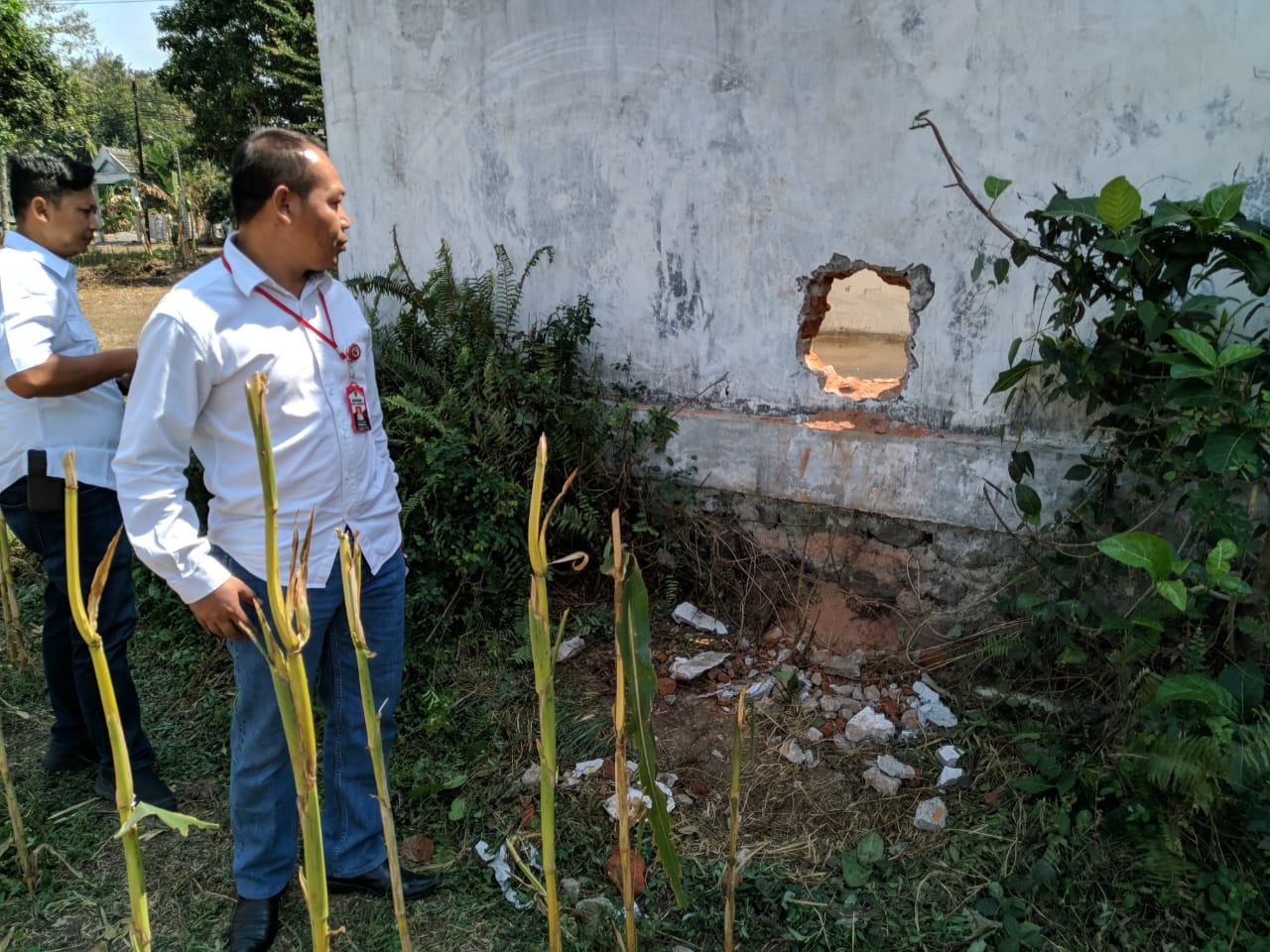 Jebol Tembok Maling Gasak Uang Rp 19 5 Juta Di Minimarket Membangun tembok perbatasan merupakan kampanye utama trump saat pilpres 2016, disertai janji bahwa meksiko yang akan membayar dana 25 miliar dollar as, atau rp 355,3 triliun. jatimnet com surabaya