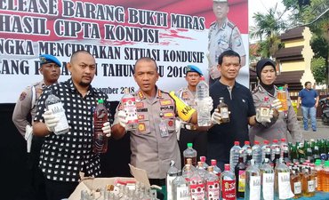 Jelang Tutup Tahun, Polrestabes Amankan Ribuan Botol Miras p-jelang-tutup-tahun-polrestabes-amankan-ribuan-botol-miras-p