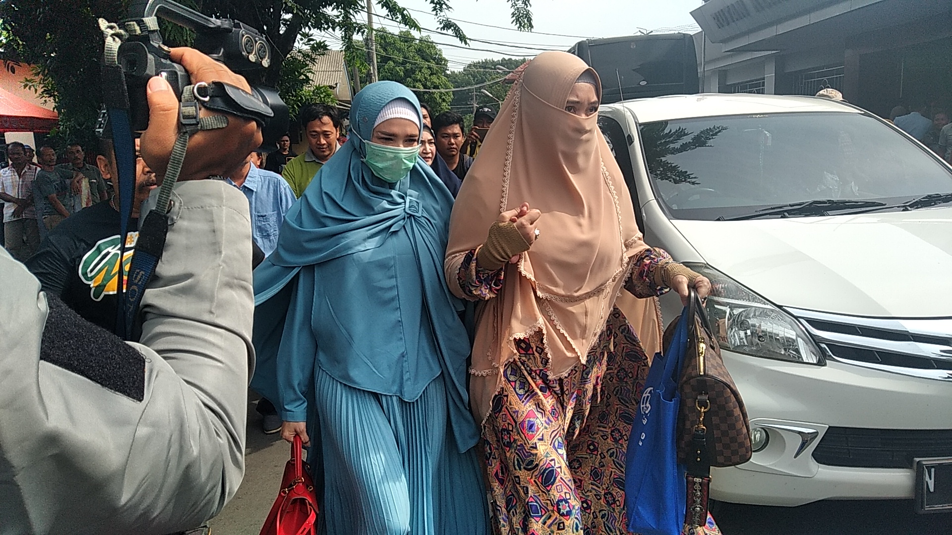 Mulan Jameela Bawakan Ayam Goreng untuk Ahmad Dhani