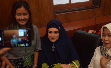 Usai Foto Bareng Mulan, Mahasiswa Untag Diusir Petugas Sidang usai-foto-bareng-mulan-mahasiswa-untag-diusir-petugas-sidang