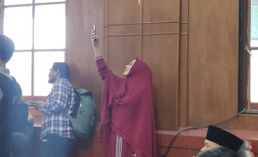 Mulan Jameela Sibuk Rekam Suaminya di Persidangan mulan-jameela-sibuk-rekam-suaminya-di-persidangan