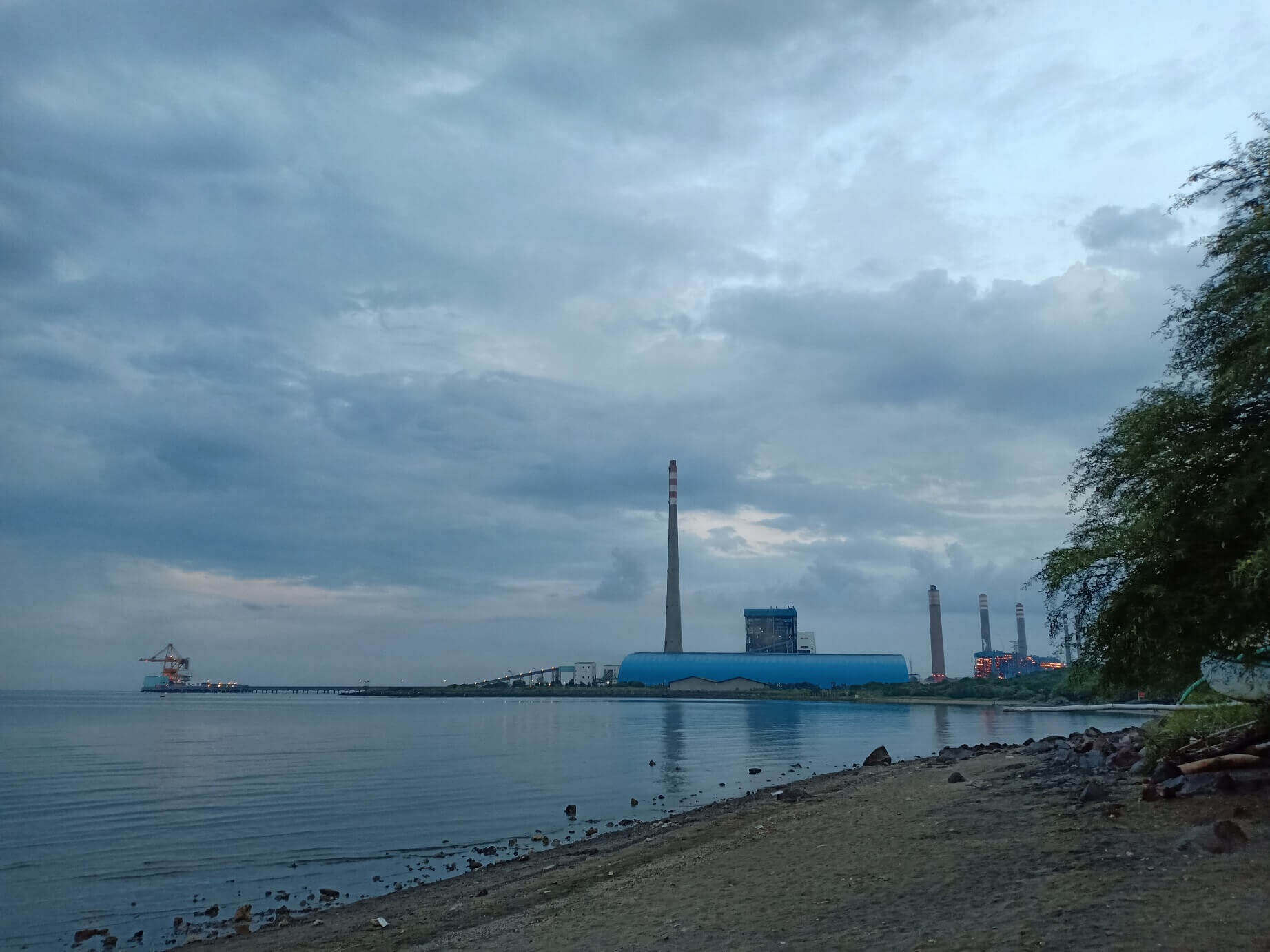 Ngabuburit Asyik Di Tepi Pantai Bohai Probolinggo Para pemain berusaha untuk memukul bola melawati atas jaring agar memasuki lantai di daerah lawan. jatimnet com surabaya