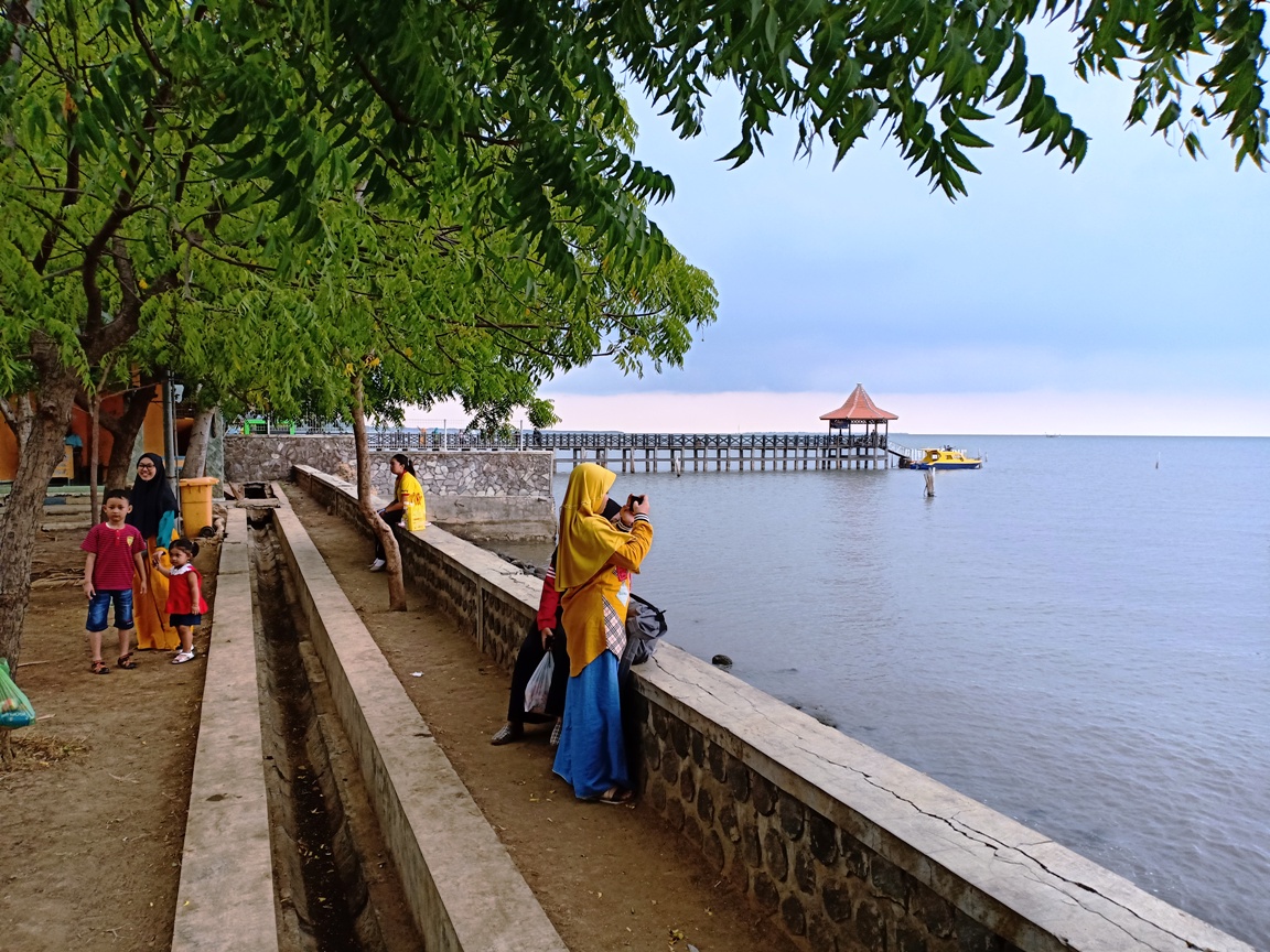 Masa Libur Natal Tahun Baru Jumlah Wisatawan Pantai Bentar Melonjak