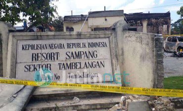 Pembakaran Mapolsek Tambelangan Sampang, Polisi Temukan 30 Bom Molotov pembakaran-mapolsek-tembelang-sampang-polisi-temukan-30-bom-molotov