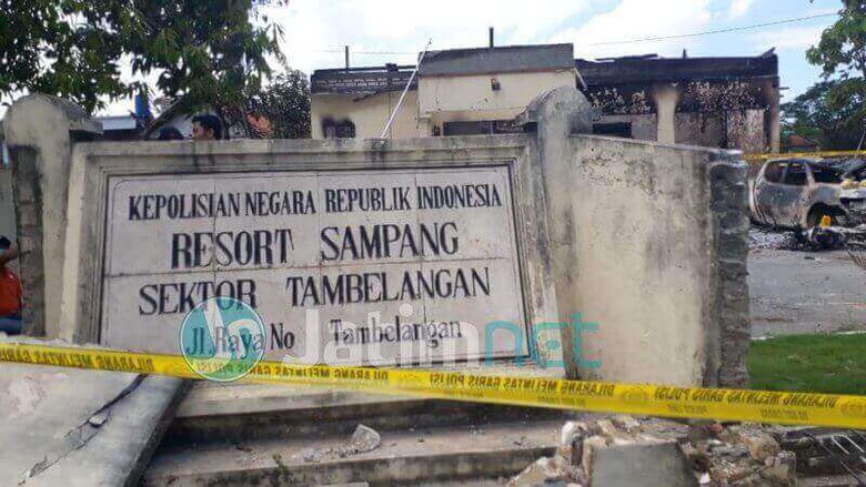 Pembakaran Mapolsek Tambelangan Sampang, Polisi Temukan 30 Bom Molotov pembakaran-mapolsek-tembelang-sampang-polisi-temukan-30-bom-molotov
