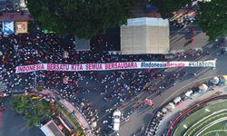 Kain Raksasa Iringi Jalan Sehat Perdamaian di Blitar kain-raksasa-iringi-jalan-sehat-perdamaian-di-blitar
