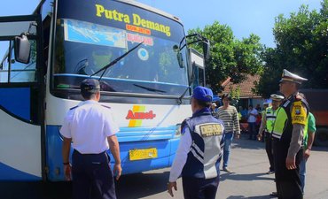 Tim Gabungan Gelar Tes Urin dan Uji Kelaikan Kendaraan tim-gabungan-gelar-tes-urin-dan-uji-kelaikan-kendaraan