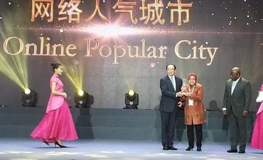 Surabaya Kota Terpopuler Dunia, Risma Terima Penghargaan di Guangzhou surabaya-kota-terpopuler-dunia-risma-terima-penghargaan-di-guangzhou