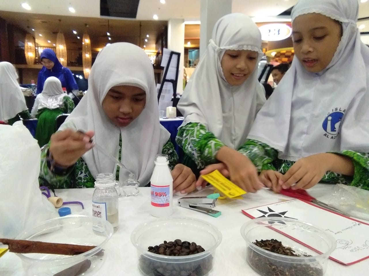 Empat Siswa SD Ciptakan Pengharum Ruangan dari Minyak Bekas
