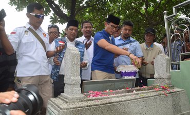 Sandiaga Pilih Kampanye di Makam Gombloh dan Pencipta Lambang NU sandiaga-pilih-kampanye-di-makam-gombloh-dan-pencipta-lambang-nu