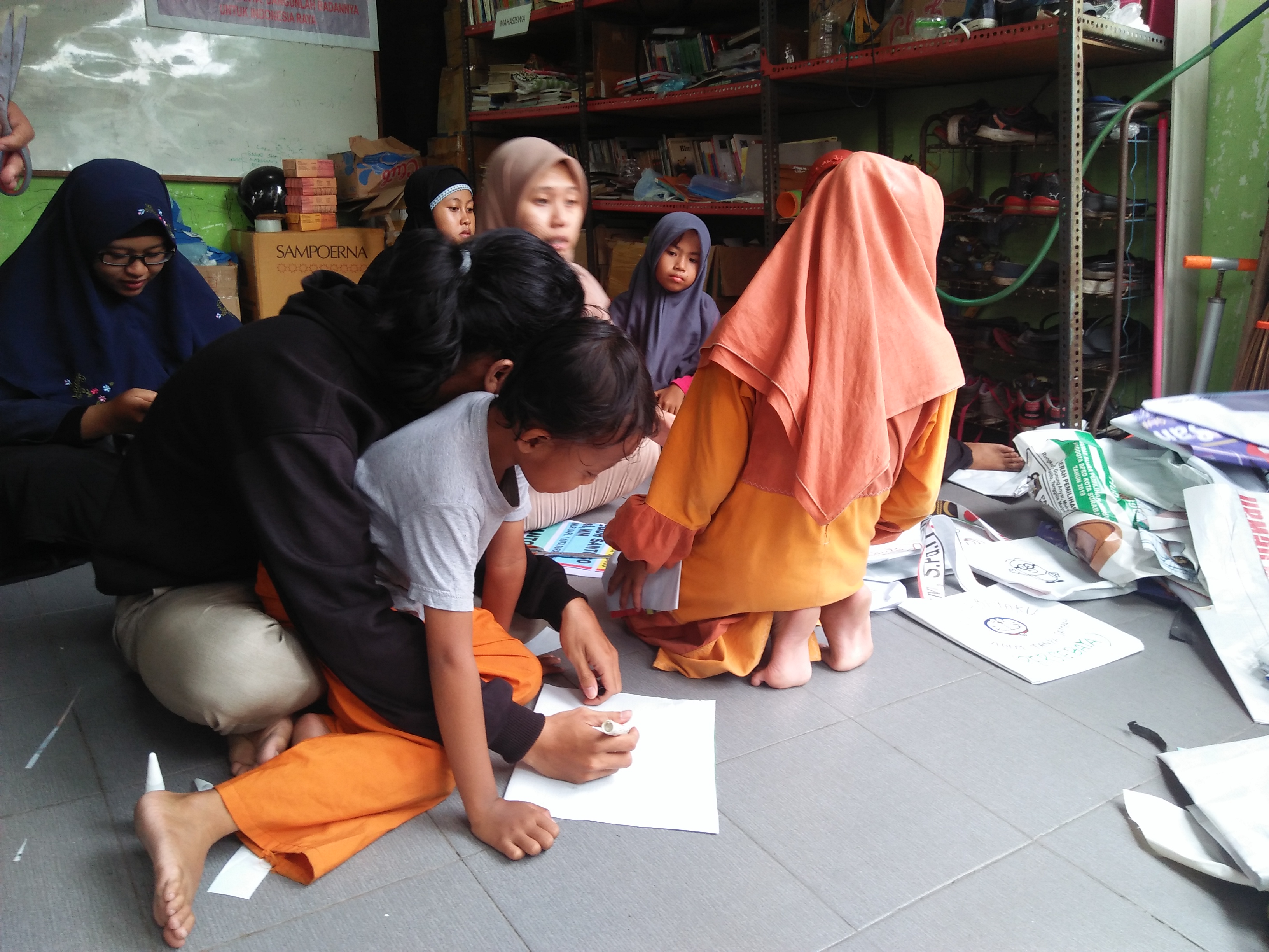 Sekolah Rakyat Kejawan Manfaatkan APK Bekas Dijadikan Tas