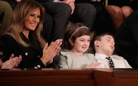 Foto Bocah Tertidur Saat Donald Trump Berpidato Menjadi Viral