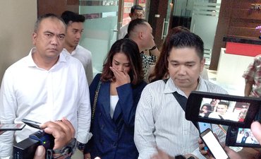 Datangi Mapolda Jatim, Vanessa Siap Jalani Pemeriksaan Polisi datangi-mapolda-jatim-vanessa-siap-jalani-pemeriksaan-polisi